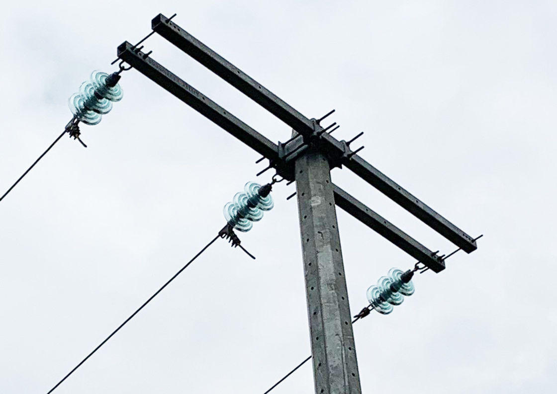Galvanization καυτής εμβύθισης όπλων 11KV 33KV Πολωνού χρησιμότητας οκταγώνων διαγώνια επεξεργασία επιφάνειας