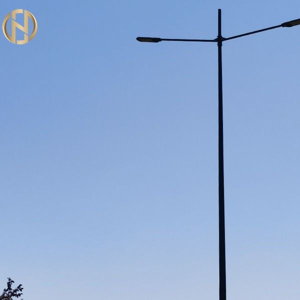 Ζεστό γαλβανισμένο Q235B πολώμα φωτισμού δρόμου με προσαρμόσιμο χρώμα